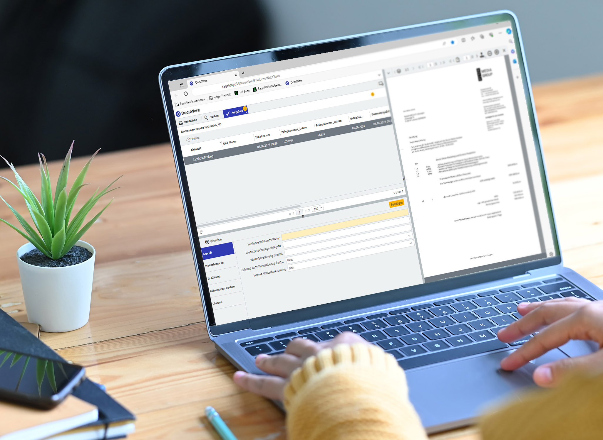 Laptop mit der geöffneten DocuWare Anwendung