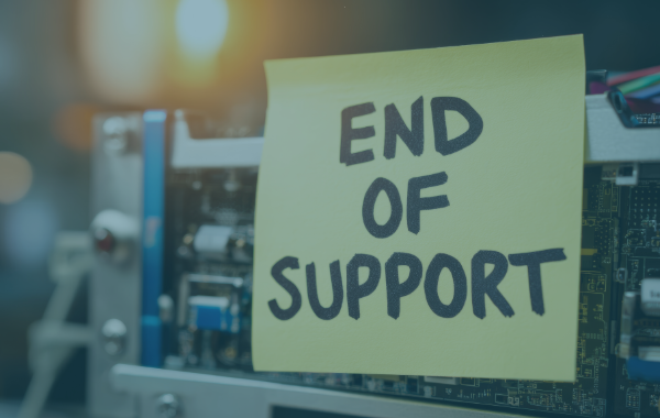 Post-it mit END OF SUPPORT Aufschrift als Hinweis zum Microsoft Support-Ende
