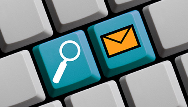 tastatur mit Briefumschlag und Lupen-Icon