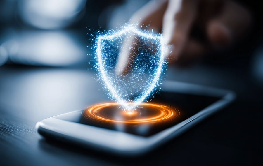 Digitales Schutzschild über Smartphone als Symbol für Mobile Device Management (MDM), mobile Sicherheit und Datenschutz.