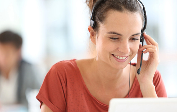 Frau im Callcenter mit roten Tshirt und Headset