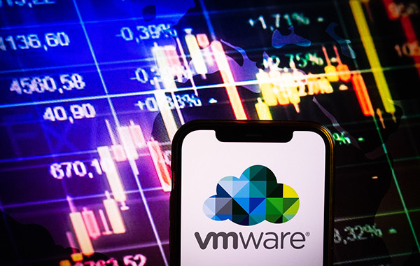 Hintergrund Börse, Vordergrund Smartphone mit VMware Logo auf Display